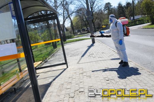 Pracownicy Zakładu Komunalnego odkażają wiaty przystankowe