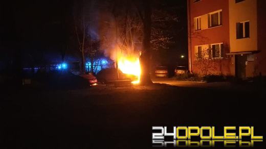 Pożar samochodu osobowego na ulicy 1 Maja w Opolu