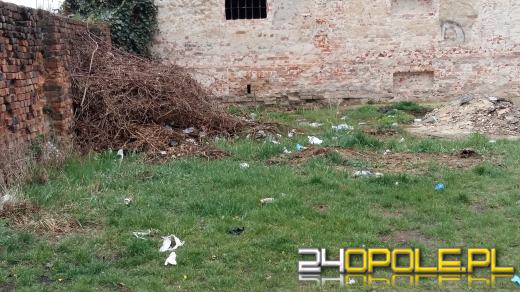 Na ulicach Prószkowa zalegają zużyte jednorazowe rękawiczki