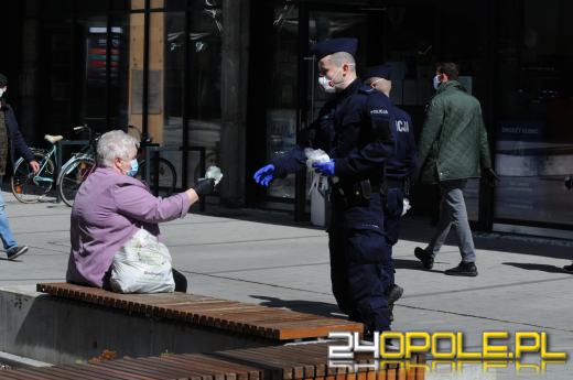Policjanci rozdawali własnoręcznie uszyte maseczki mieszkańcom Opola