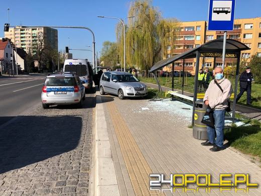 Kierujący Skodą staranował przystanek autobusowy na Niemodlińskiej