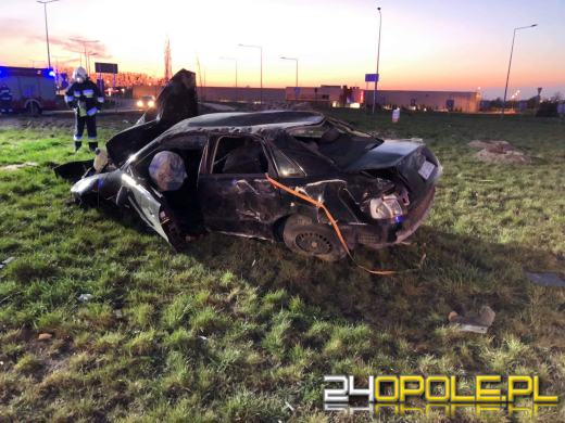 Kierujący wypadł z drogi i dachował poza jezdnią