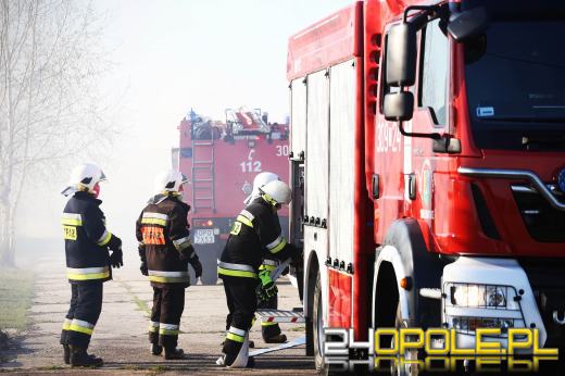 Strażacy gasili pożar samochodu i przyczepy kempingowej 