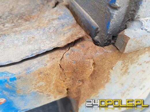 Zły stan techniczny, brak zezwoleń i nielegalny tachograf. Zatrzymano transport drewna