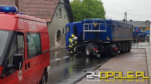 Samochód ciężarowy wjechał w budynek w Dobrzeniu Wielkim