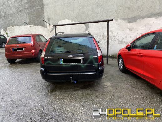 Przykry akt wandalizmu. Nieznany sprawca pomalował samochody pracowników służby zdrowia