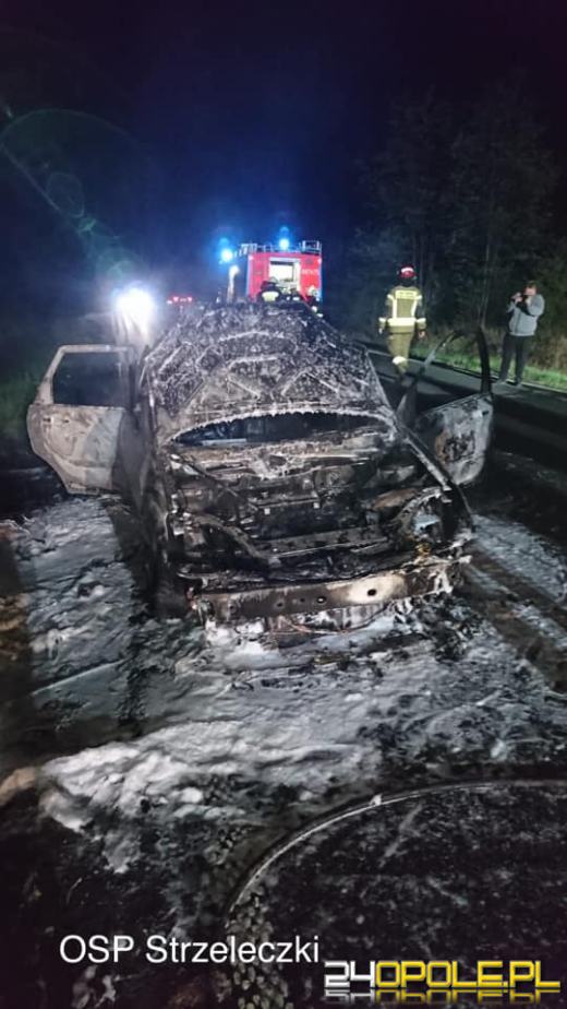 Samochód osobowy spłonął na drodze wojewódzkiej nr 414