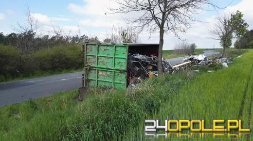 Pawłowice Namysłowskie: Wywróciła się naczepa ze złomem. Są utrudnienia