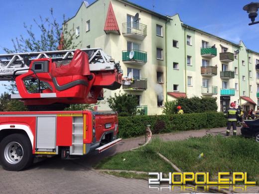 8 zastępów straży walczyło z pożarem mieszkania w Nysie