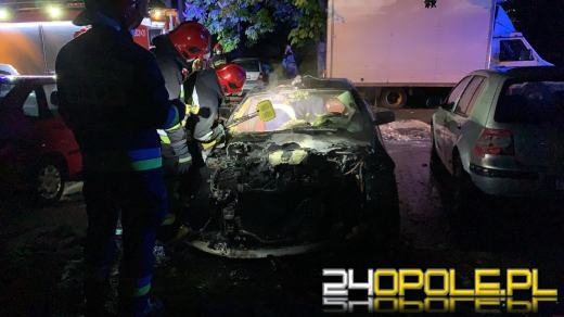 BMW spłonęło na parkingu przy ulicy Dambonia