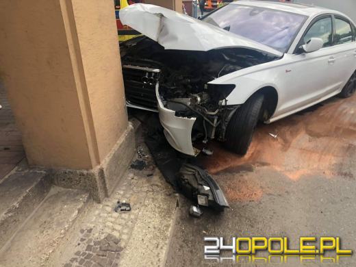 Pijany kierowca wjechał w hotel Piast. Są utrudnienia