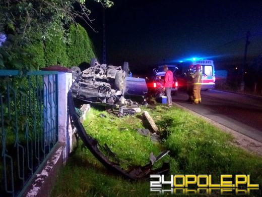 Schodnia: 30-letni kierowca uderzył w ogrodzenie posesji i dachował