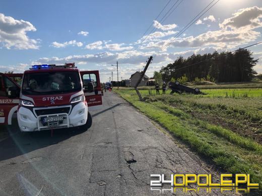 Dachujący samochód uszkodził słup energetyczny w Tarnowie Opolskim