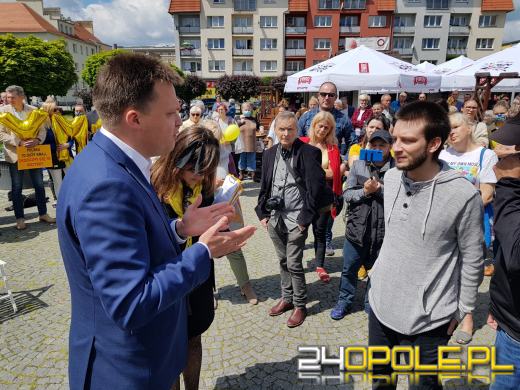 Szymon Hołownia na Opolszczyźnie. Spotkanie w Namysłowie zakłócane przez wyborców PiS