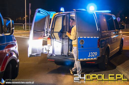 Kluczbork: BMW uderzyło w bariery. Policja zastała 3 pijanych pasażerów, bez kierowcy