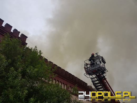 Pożar hali w Prudniku gasiło 17 zastępów straży