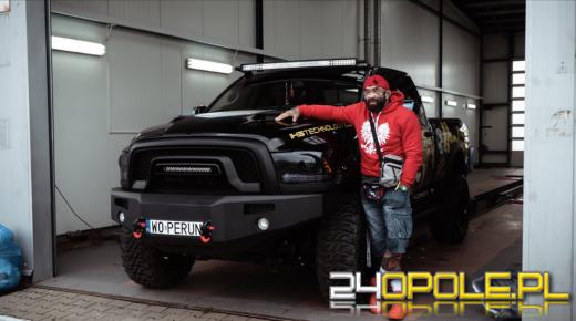 Zobacz metamorfozę Dodge Rama polskiej legendy sportów walki
