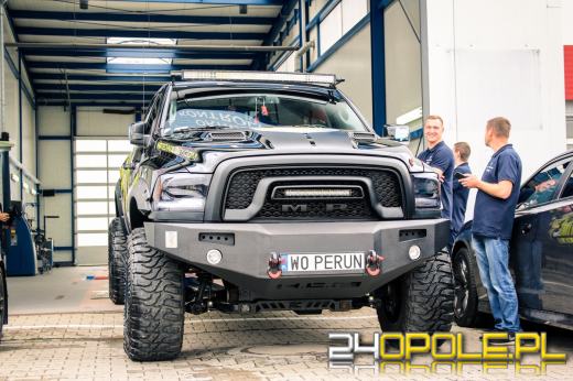 Zobacz metamorfozę Dodge Rama polskiej legendy sportów walki