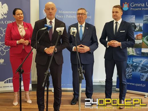 Minister Rodziny Pracy i Polityki Społecznej podsumował w Ujeździe rządowe projekty wsparcia 