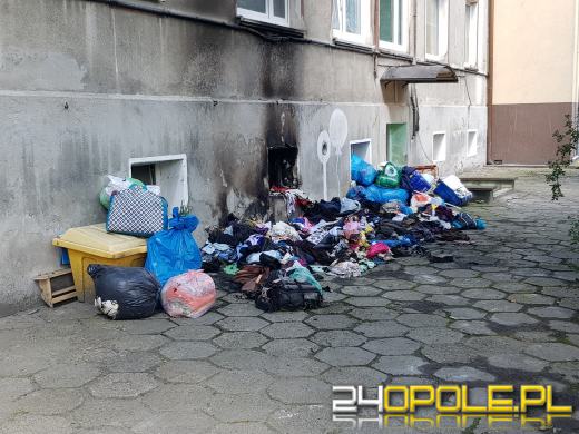 Mieszkańcy ulicy Ligonia mają dość piętrzących się śmieci znoszonych przez lokatorkę