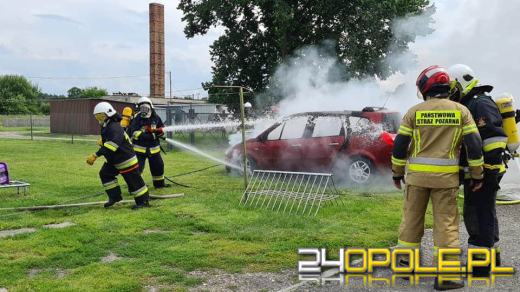 Renault spłonęło w powiecie strzeleckim 