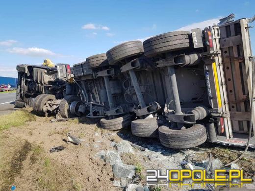 Ciężarówka staranowała metalowa konstrukcję na A4. Droga zablokowana w obu kierunkach