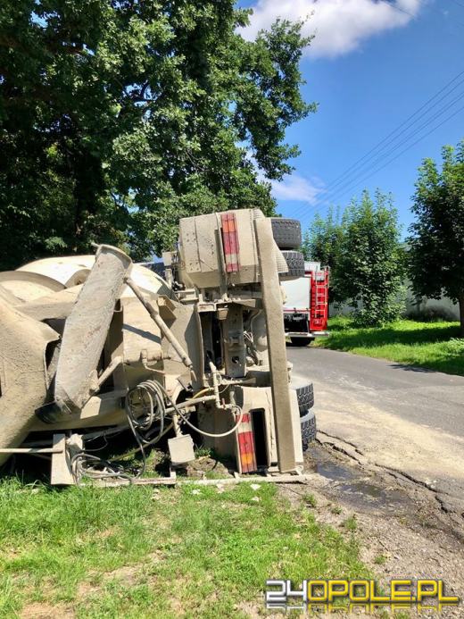 Betoniarka samochodowa przewróciła się na drodze