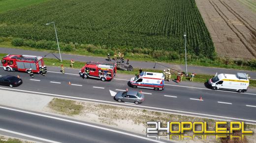 Dachowanie na "grzybku". Kierowca trafił do szpitala