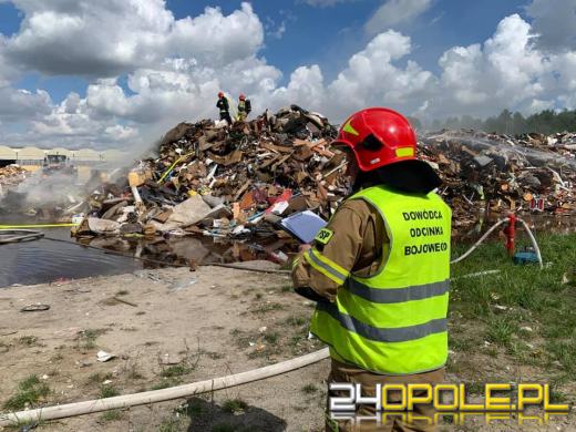 Kilkanaście zastępów straży walczy z pożarem wysypiska w Kędzierzynie-Koźlu