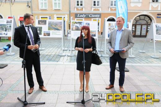 Pod opolskim Ratuszem stanęła plenerowa wystawa z okazji 30-lecia samorządu