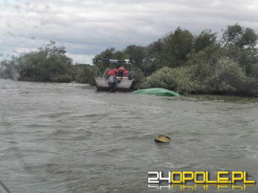 Policyjni wodniacy i ratownicy WOPR pomogli dwóm mężczyznom i psu