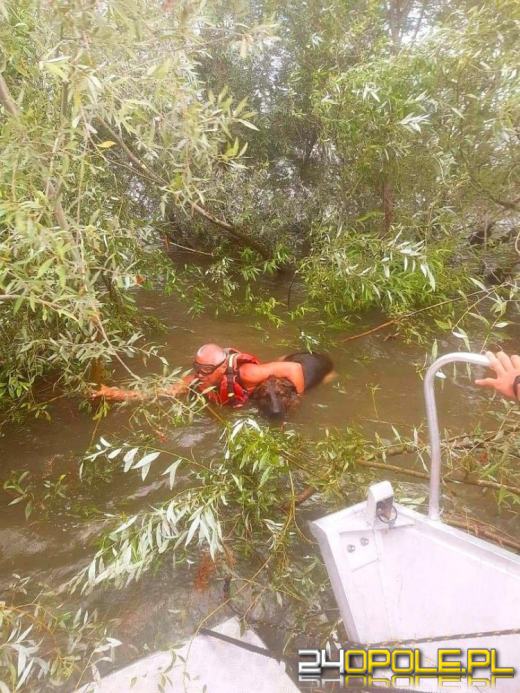 Policyjni wodniacy i ratownicy WOPR pomogli dwóm mężczyznom i psu