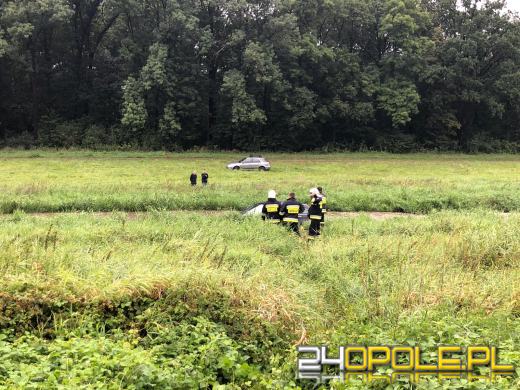 Chciał skrócić drogę przez Kanał Ulgi. Samochód odpłynął z prądem 
