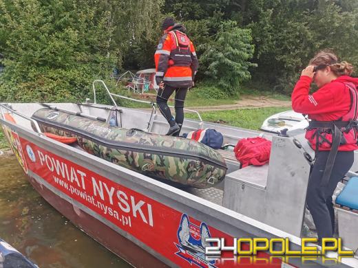 Ponton bez pasażerów dryfował po jeziorze nyskim. Poranna akcja WOPR