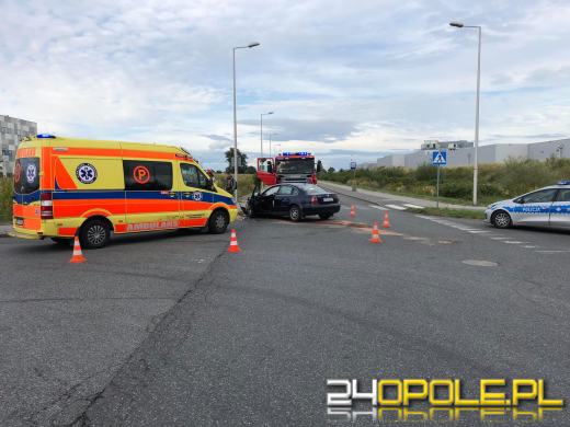 Niebezpieczne zderzenie na Technologicznej w Opolu. Jedna osoba przewieziona do szpitala