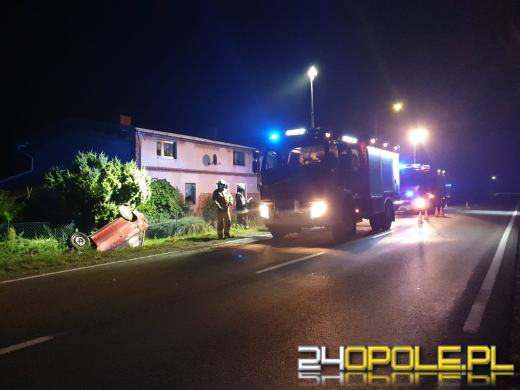 Auto uderzyło w sarnę i dachowało w rowie. Niebezpieczne zdarzenie w Byczynie