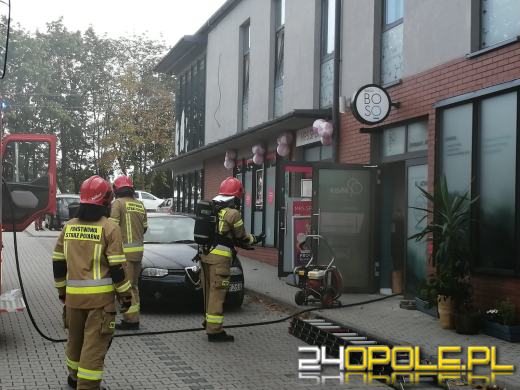 Pożar salonu usługowego przy Ozimskiej w Opolu