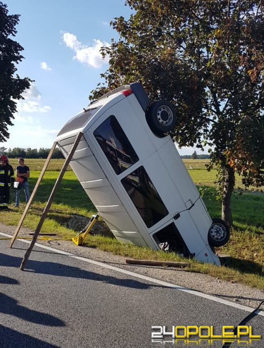 Niebezpieczne zdarzenie w Bierdzanach. Bus wypadł z drogi 