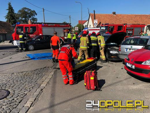 Zderzenie kilku osobówek na skrzyżowaniu Prószkowskiej i Kwoczka. 3 osoby w szpitalu