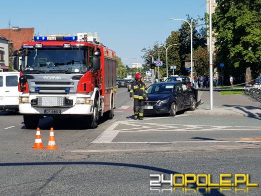 Wypadek z udziałem nieoznakowanego radiowozu policyjnego na skrzyżowaniu w Opolu