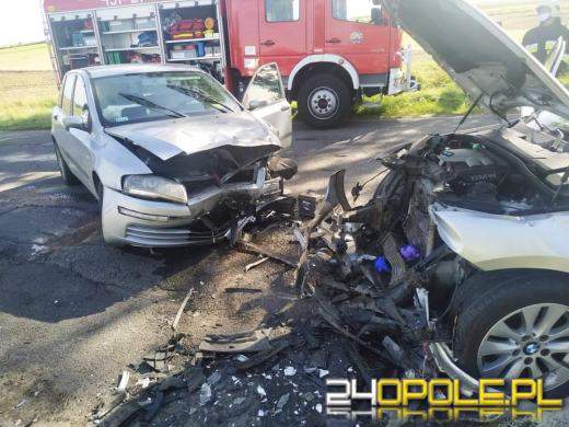 Czołowe zderzenie BMW i Fiata. Dwie osoby w szpitalu 