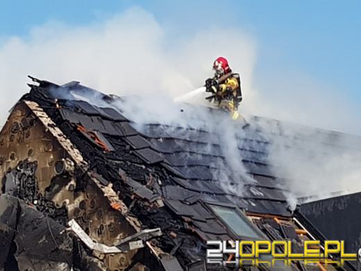 Strażacy walczą z pożarem budynku przy ulicy Wakacyjnej w Opolu