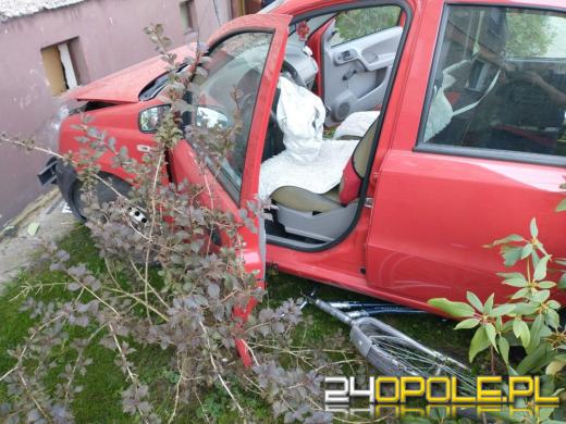 Rozbiła samochód o budynek i poszła do domu... "wydmuchała" blisko 3 promile