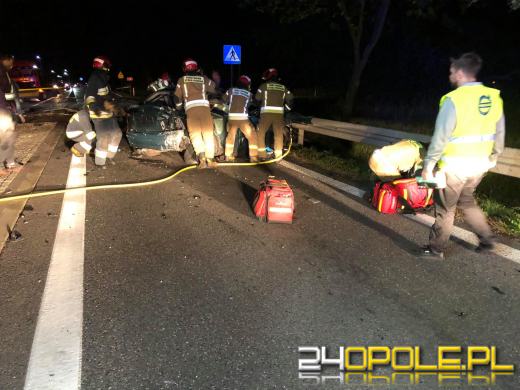 Czołowe zderzenie osobówki z ciężarówką w Zielęcicach. Nie żyje 18-letnia kobieta