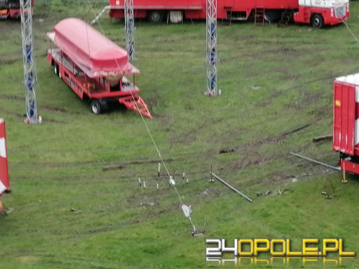 Cyrk zniszczył zielone, osiedlowe boisko. Mieszkańcy Malinki oburzeni