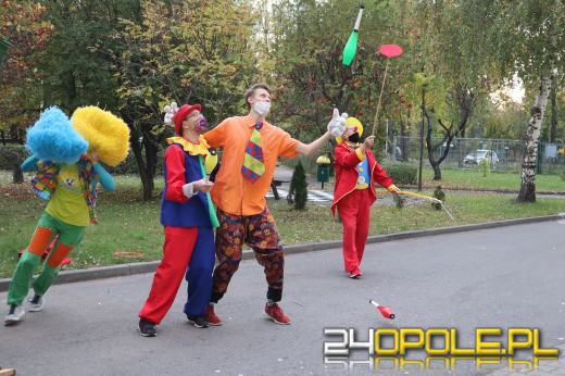 Świetna inicjatywa Fundacji Dr Clown pod szpitalem. Dawali uśmiech dla dzieci na odległość