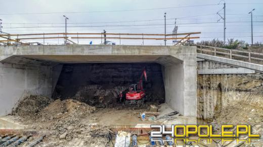 Centrum Przesiadkowe Opole Wschodnie: Powstaje tunel w nasypie kolejowym