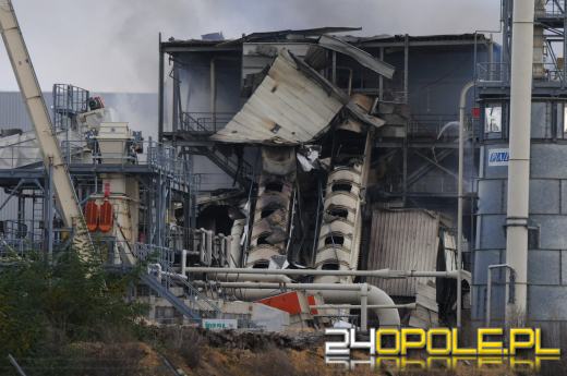 Ponad 20 zastępów straży walczy z pożarem w Kronospanie