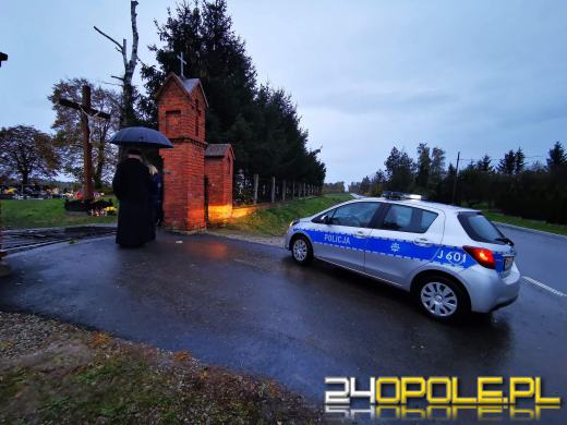 Staranowany mur cmentarza w Kopernikach. Parafia liczy na skruchę wandali 