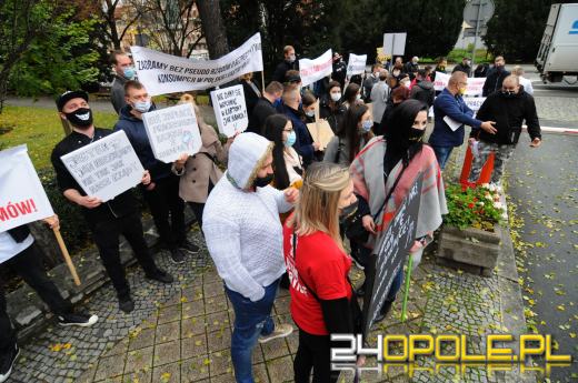 Protest branży gastronomicznej. "Czarna polewka dla rządu RP'.